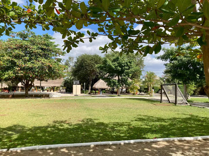 una cancha de futbol grande en privanza del mar playa del carmen