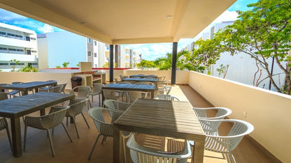 una terraza al aire libre en selvanova residencial playa del carmen