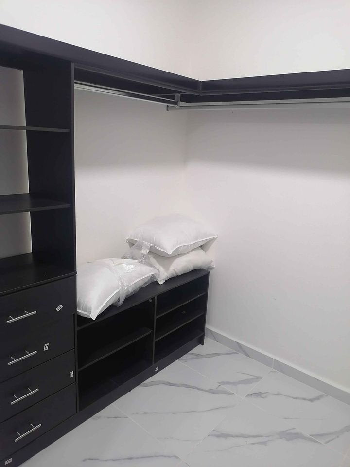 un closet con almohadas encima en la selva residences playa del carmen