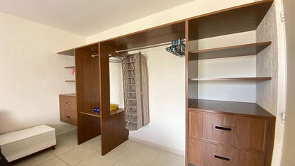 un closet de madera con ganchos  en paseo los olivos playa del carmen