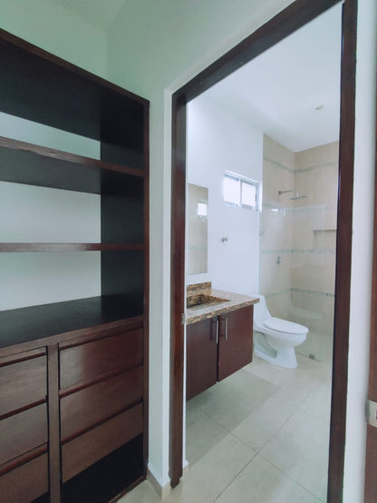 unos closets de madera y un baño con un excusado en residencial playa magna playa del carmen