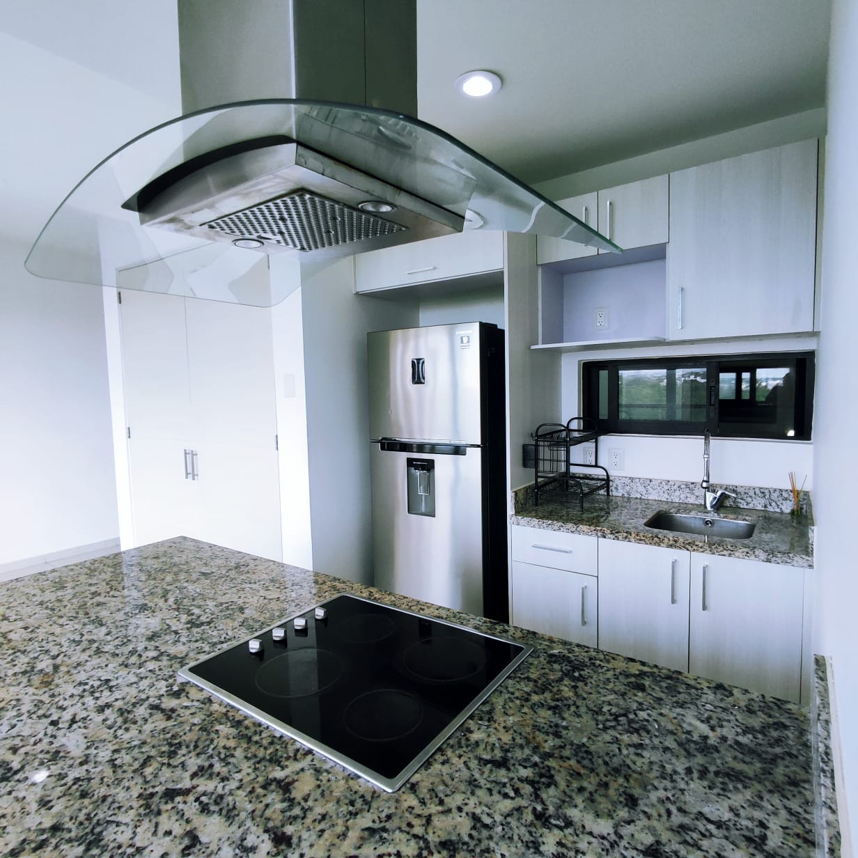 una cocina de granito con campana extractora en playa aurora playa del carmen