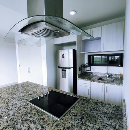 una cocina de granito con campana extractora en playa aurora playa del carmen