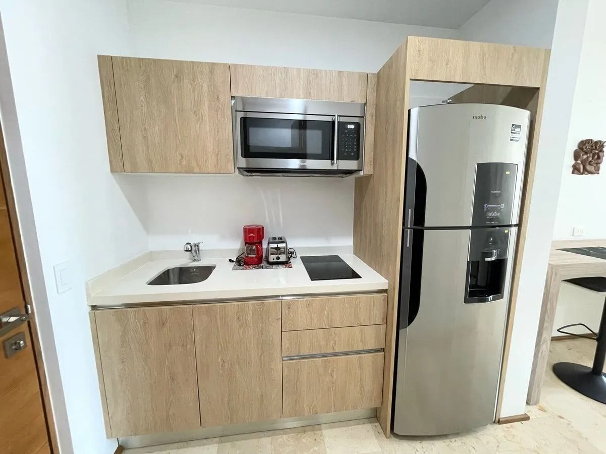 un refrigerador mediano y una parrilla electrica en a perfect place playa del carmen