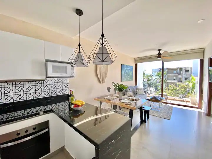 una cocina elegante grande y amplia en tzalam residences playa del carmen
