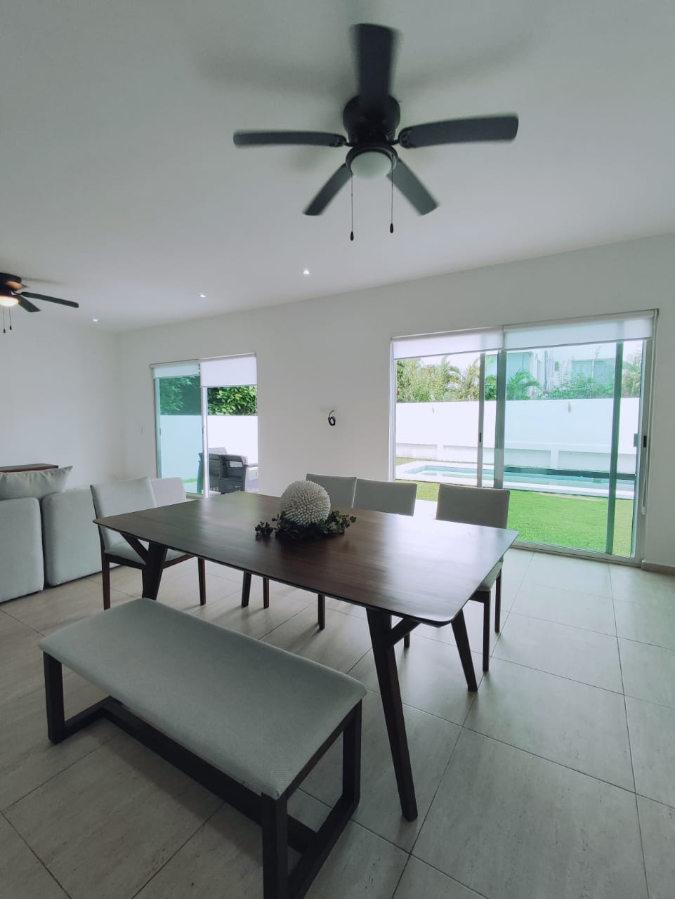 un comedor con vista a la alberca en residencial playa magna playa del carmen