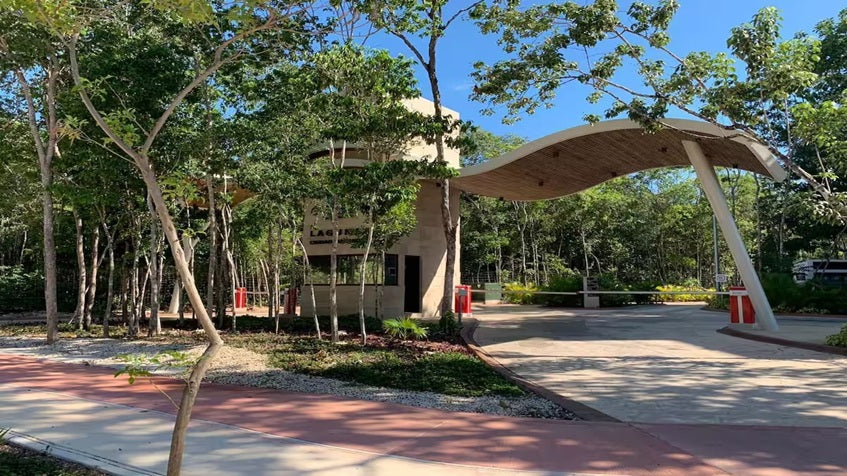 una entrada principal en lagunas de mayakoba