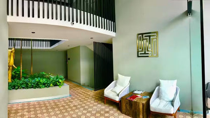 un lobby con 2 sillas en it boutique playa del carmen