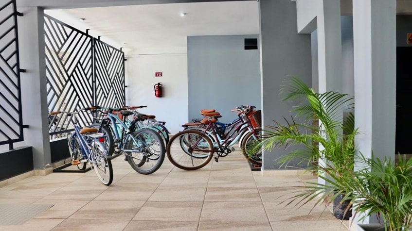 una estacionamiento con bicicletas  en sunset kin residences
