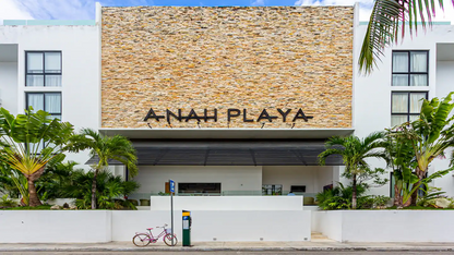 una fachada de un edificio de departamentos en anah condos playa del carmen