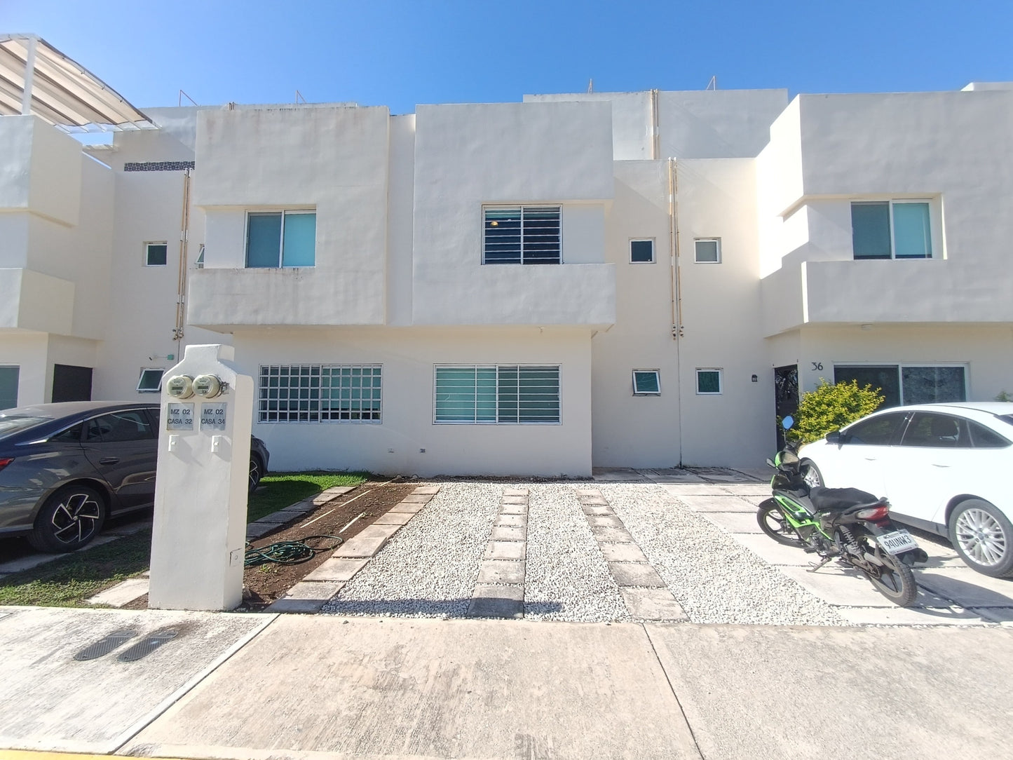 una fachada de una casa de 2 niveles en residencial lunamar playa del carmen