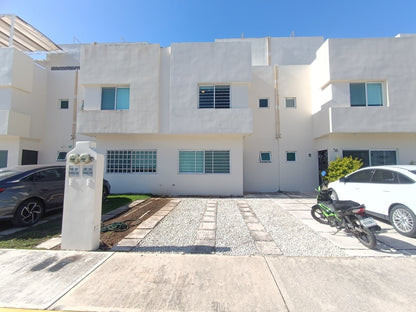 una fachada de una casa de 2 niveles en residencial lunamar playa del carmen