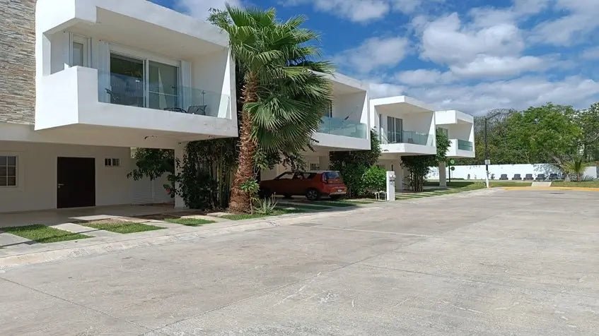 vista exterior de fachadas de casas en selvanova playa del carmen