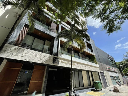 una fachada exterior del edificio en a perfect place playa del carmen