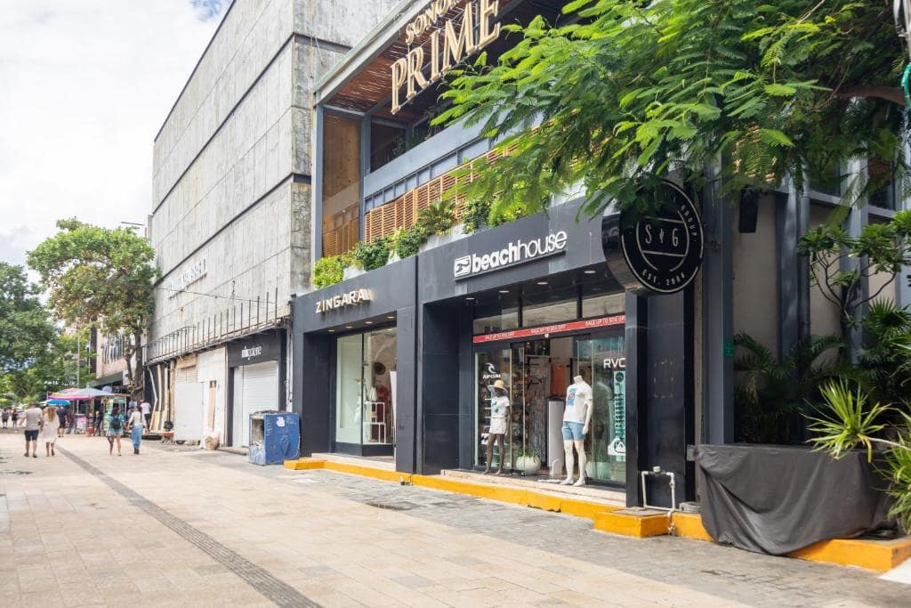 una calle con acceso a la zona turistica en distrito corazon playa del carmen