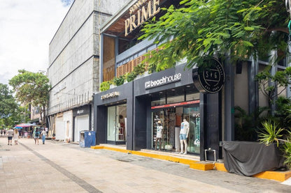 una calle con acceso a la zona turistica en distrito corazon playa del carmen