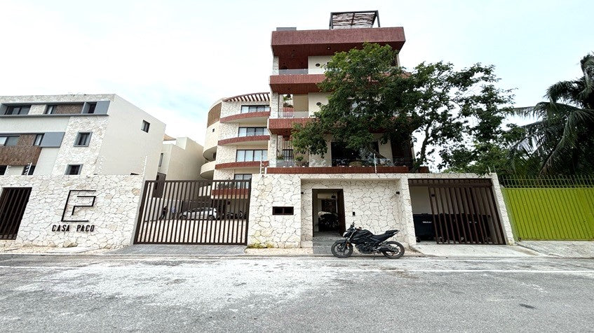 una fachada exterior de un edificio en casa paco playa del carmen