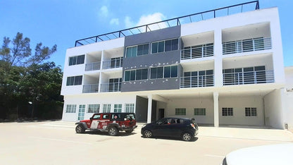 una fachada de un edificio con departamentos en edificio ejidal playa del carmen