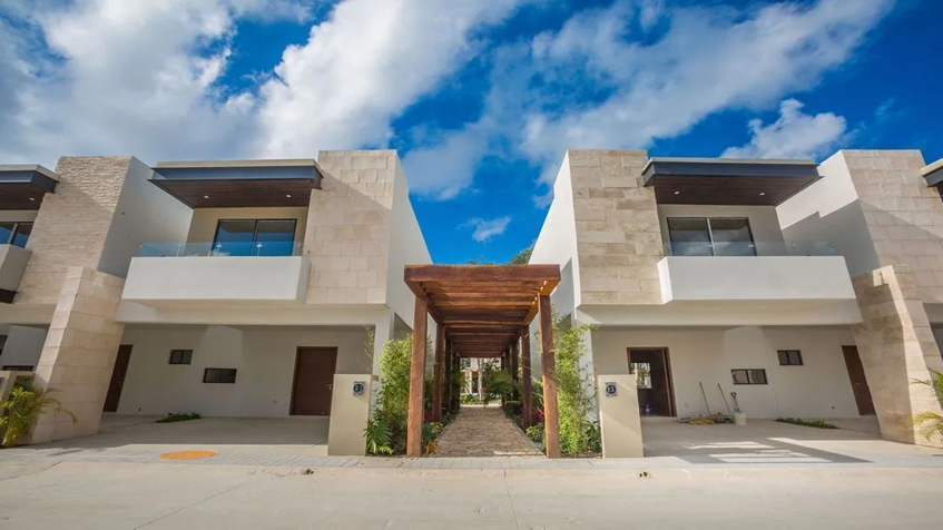 una fachada exterior de 2 casas en selvanova coto 9