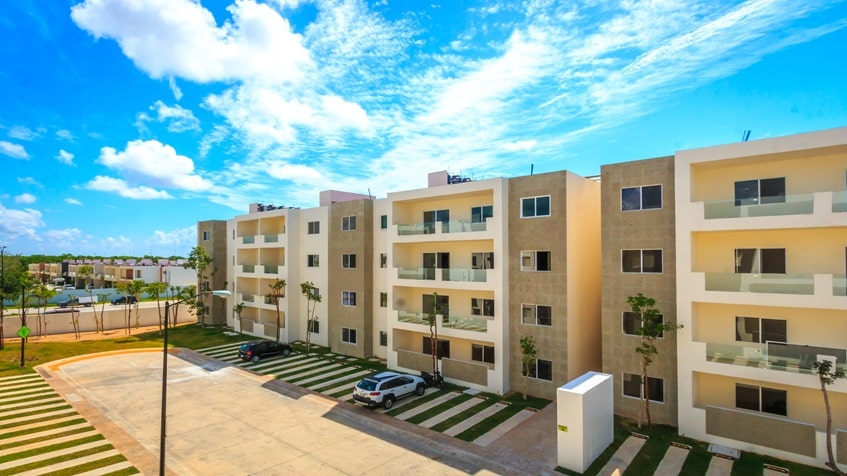 una fachada exterior de departamentos en selvanova residencial playa del carmen