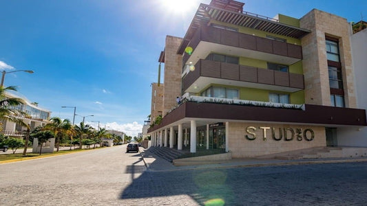 una fachada de un edificio de departamentos en studio one playa del carmen