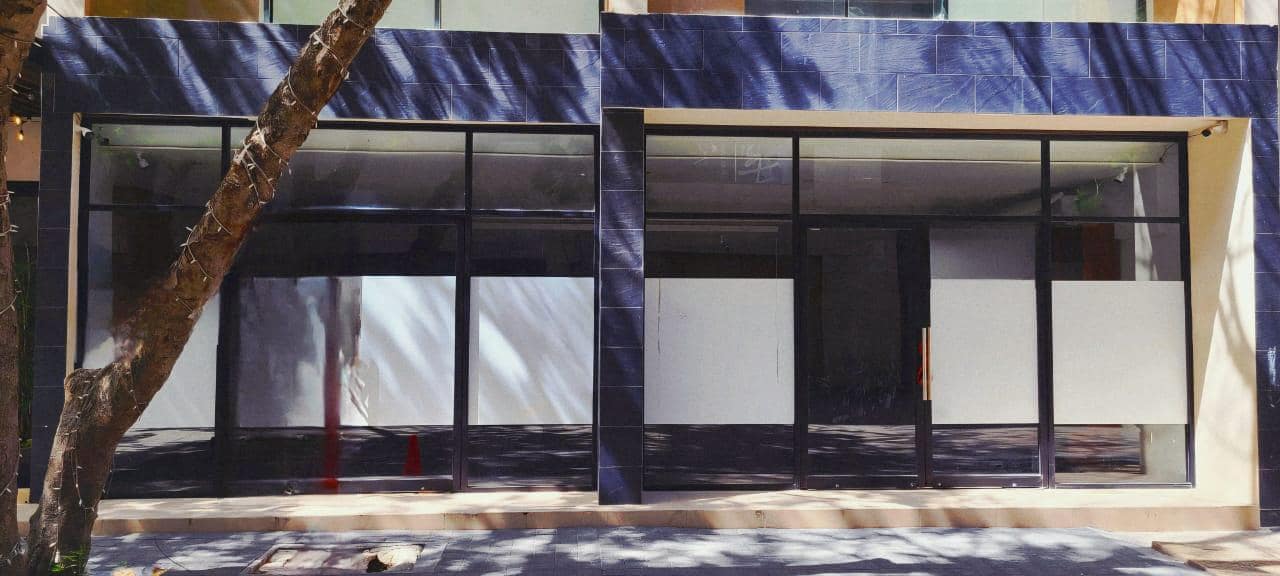 una fachada de un local comercial en distrito corazon playa del carmen