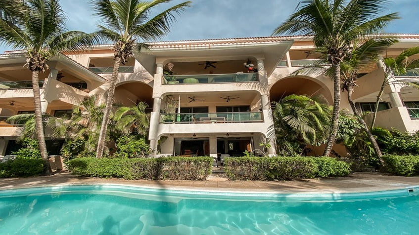 una fachada de un edificio en marina puerto aventuras