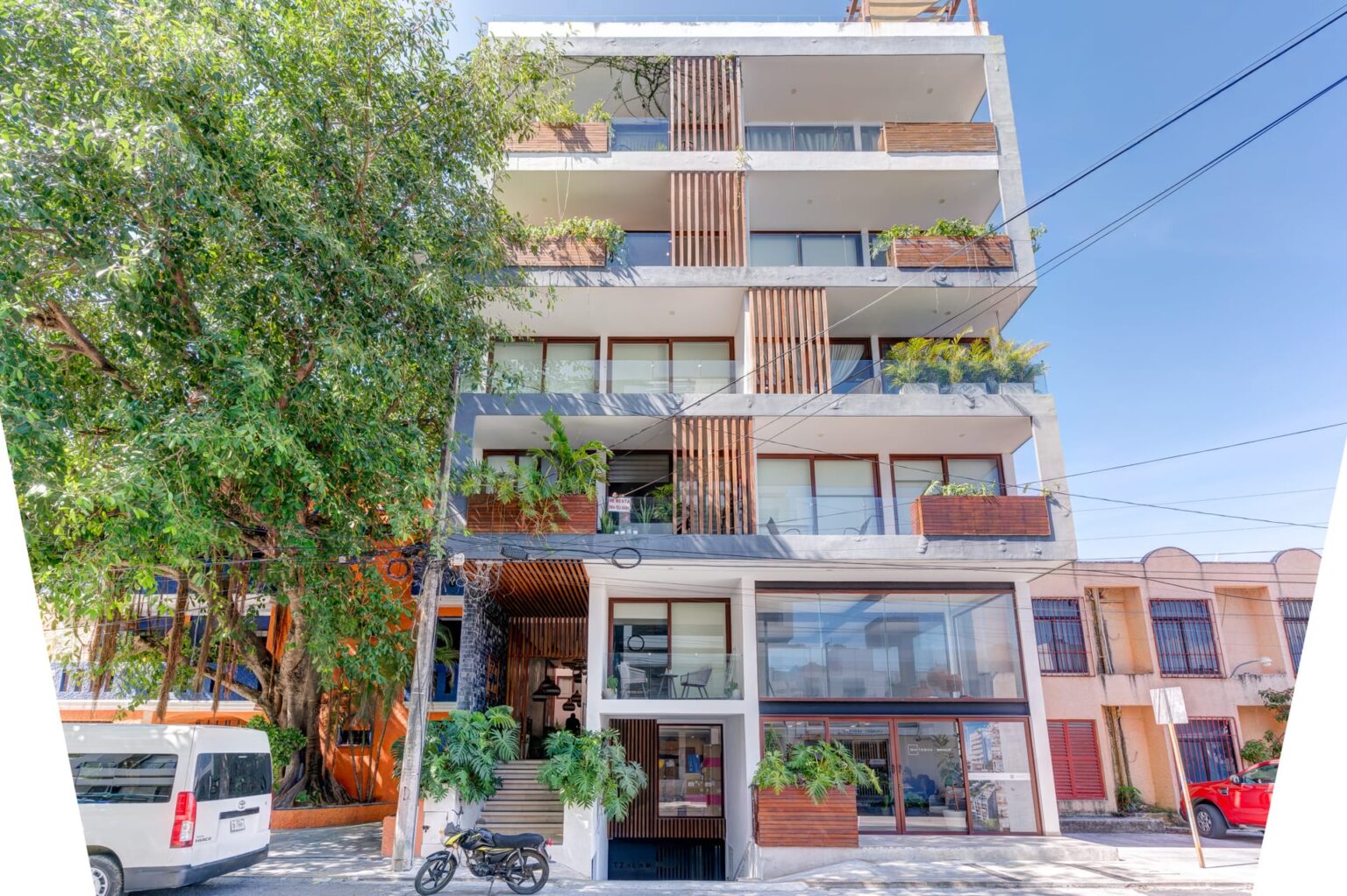 una fachada de un edificio de departamentos en tzalam residences playa del carmen