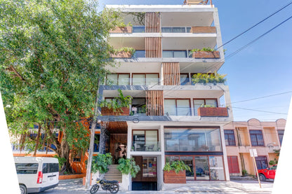una fachada de un edificio de departamentos en tzalam residences playa del carmen