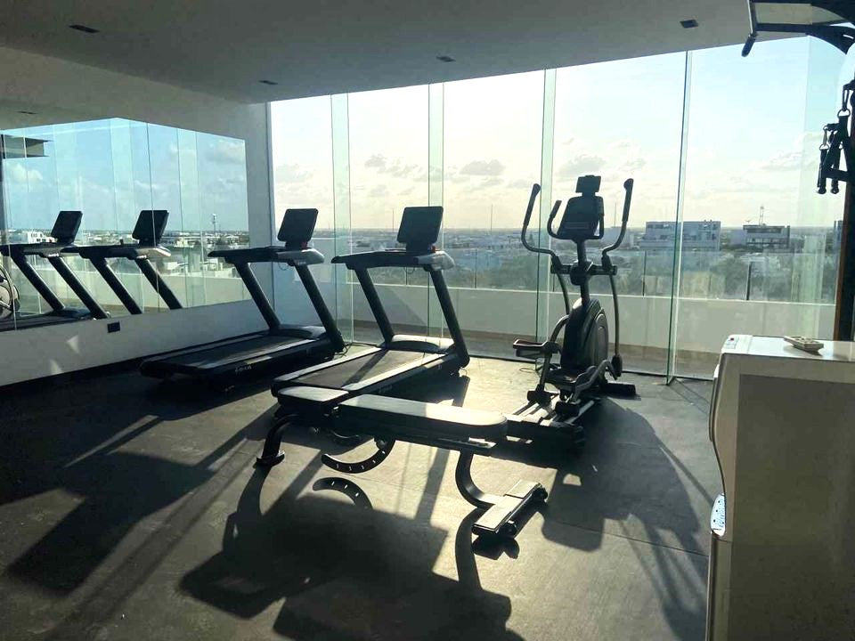 un gimnasio equipado en agama beach condos