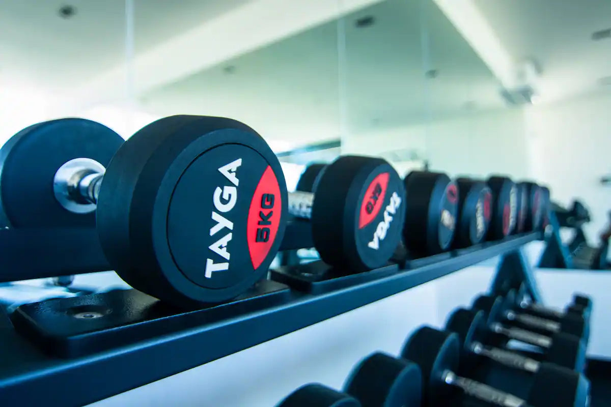 un gimnasio con pesas en agama beach condos