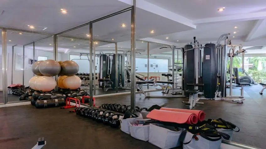 un gimnasio equipado en paseo del sol playa del carmen