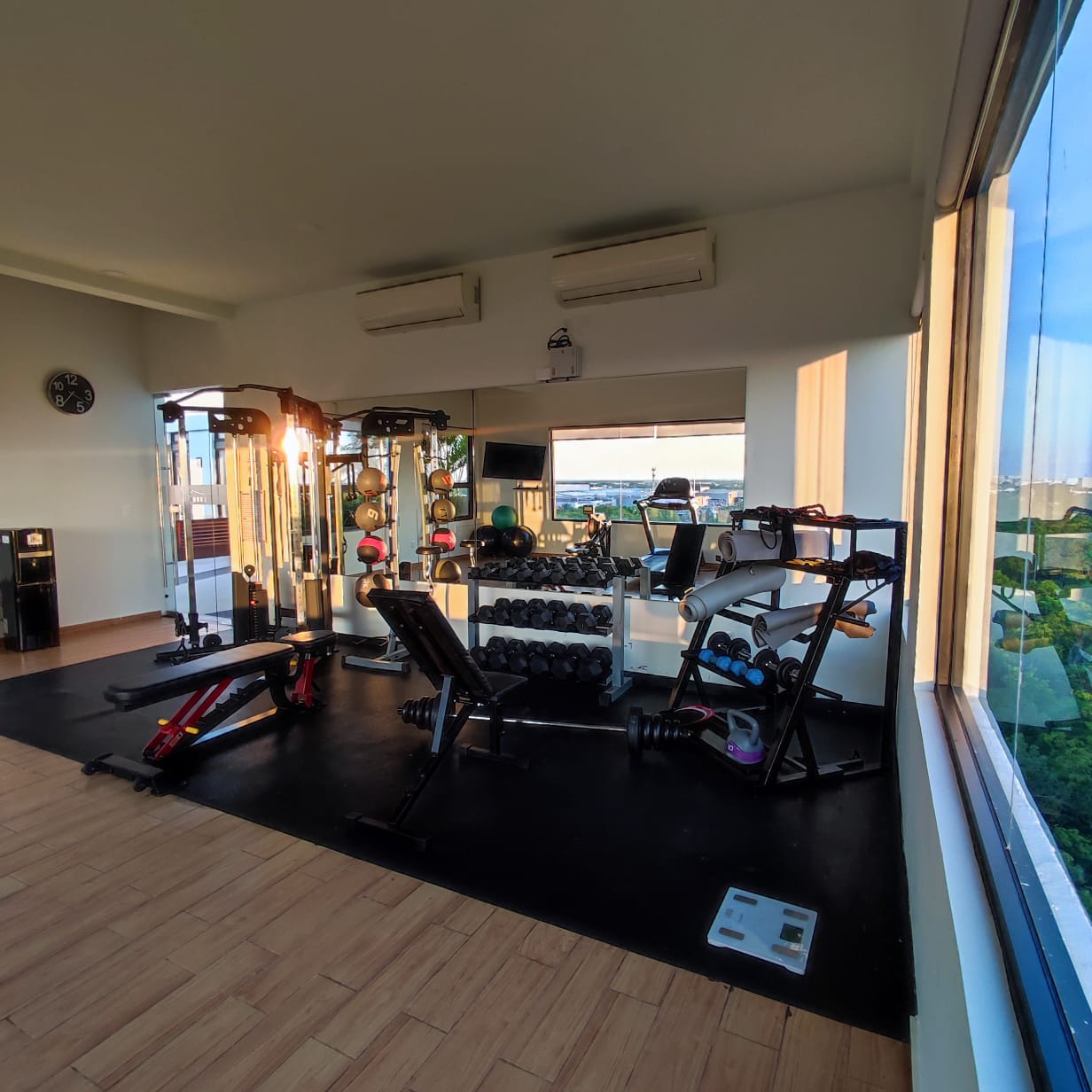 un gimnasio abierto equipado en playa aurora playa del carmen