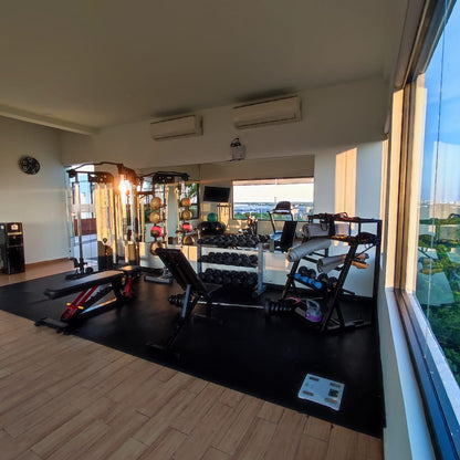 un gimnasio abierto equipado en playa aurora playa del carmen