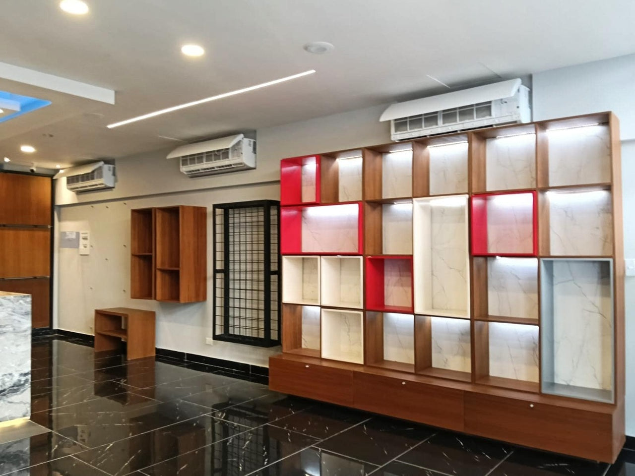 unos stands de madera para poner cosas en distrito corazon playa del carmen