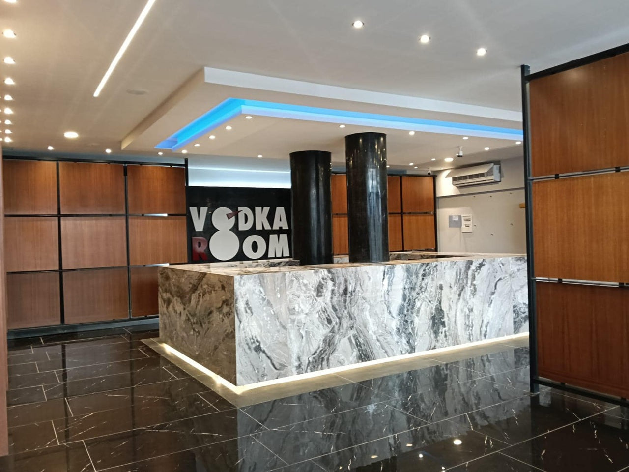 un area de recepcion abierto e iluminado en distrito corazon playa del carmen