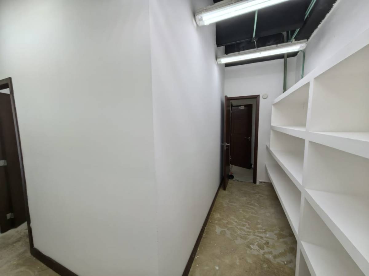 un pasillo con libreros de piedra en plaza yamaha playa del carmen