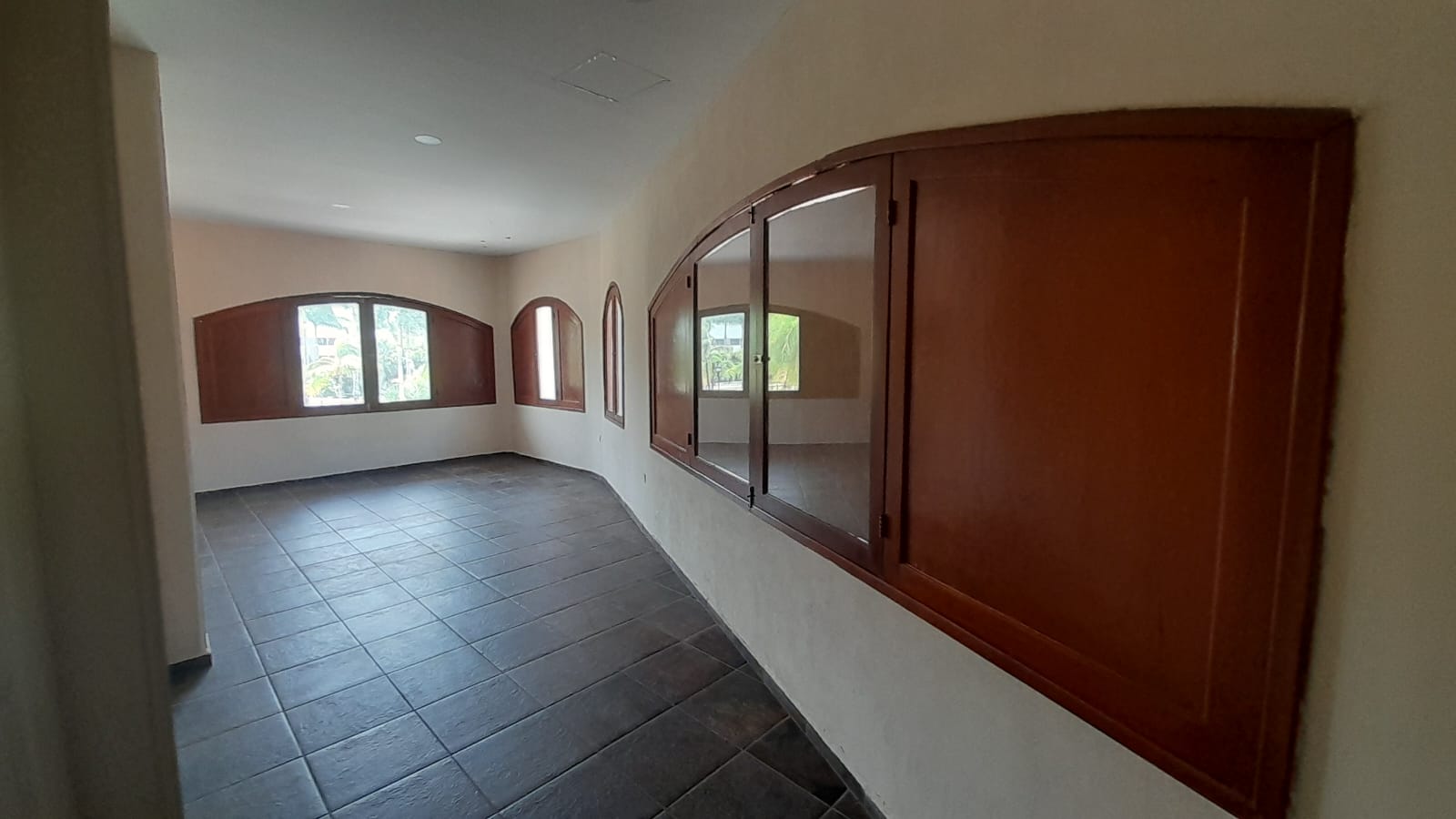 una entrada a la recepcion de las oficinas en plaza playacar playa del carmen