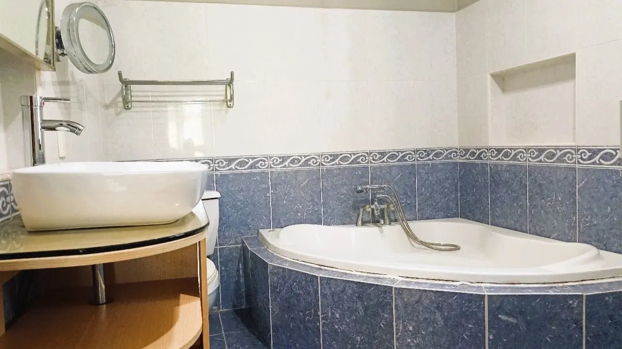 un baño y un jacuzzi en casa akab playacar