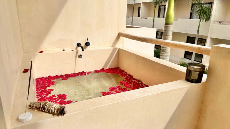 un jacuzzi con petalos de rosa en cocay tulum