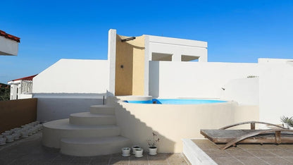 un jacuzzi y un camastro https://www.remaxcrealty.com/property/playa-del-carmen-3-bedroom-house-at-bali-ii-bali