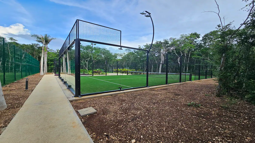 una cancha de tenis en la caiba mayakoba playa del carmen