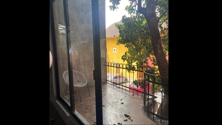 una oficina con un balcon en plaza playacar center