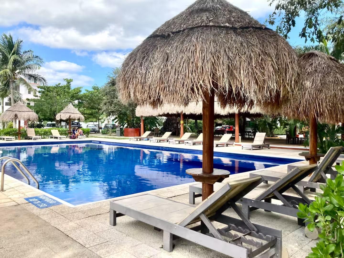 un area de palapa con alberca en privanza del mar playa del carmen