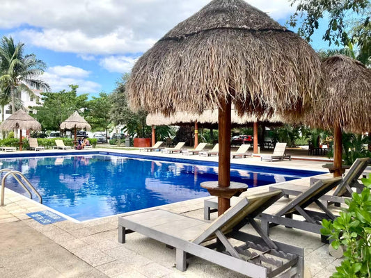 un area de palapa con alberca en privanza del mar playa del carmen