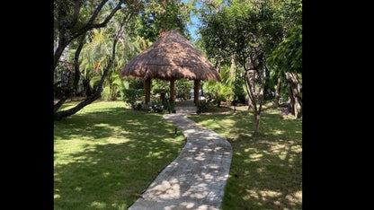 una palapa y un jardin amplio en villas pakal playacar