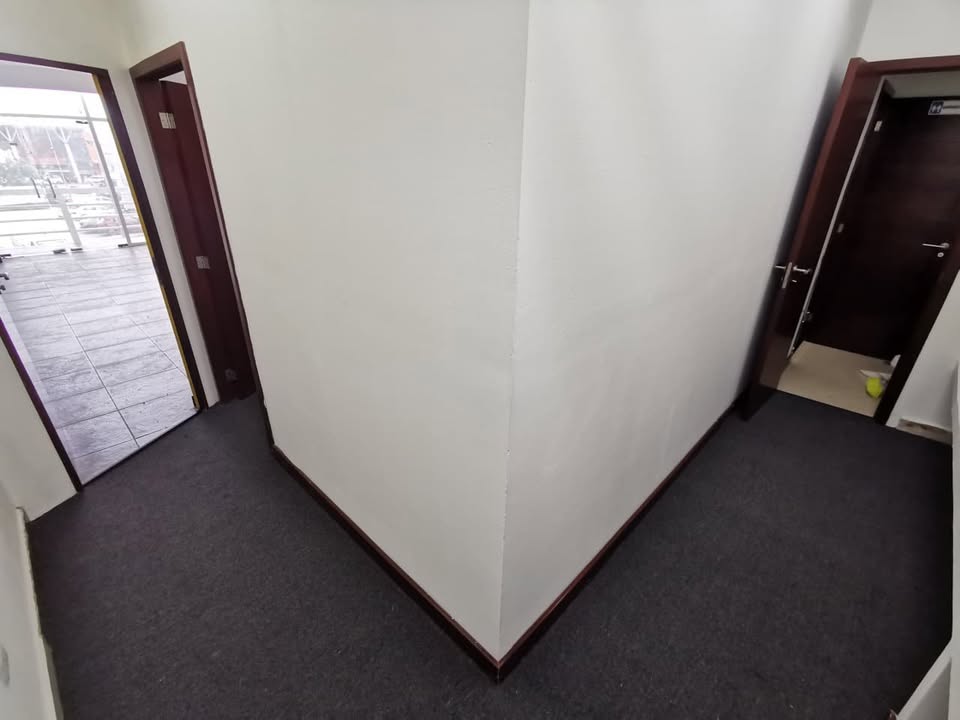 un pasillo con acceso a las oficinas en plaza yamaha playa del carmen