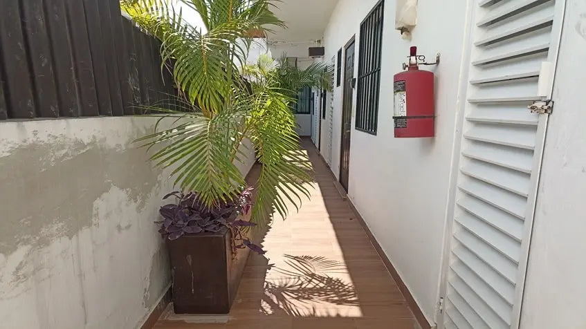 un pasillo general en xell suites playa del carmen