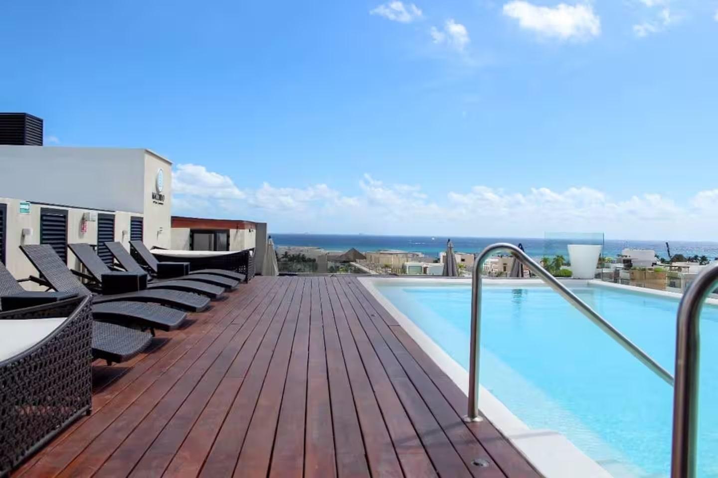 una alberca y una terraza en macondo 5ta avenida playa del carmen