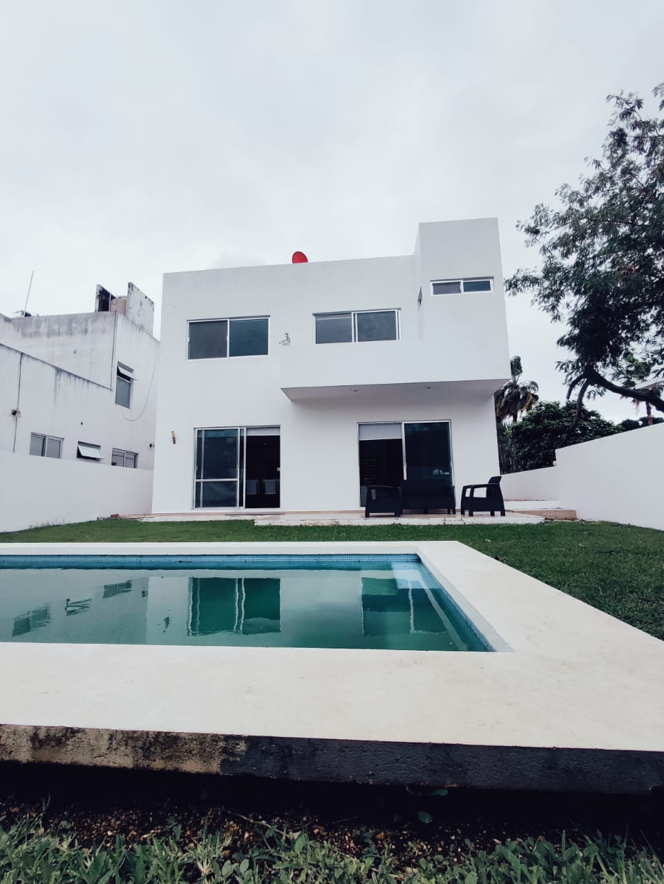 una piscina privada con jardin grande en residencial playa magna playa del carmen